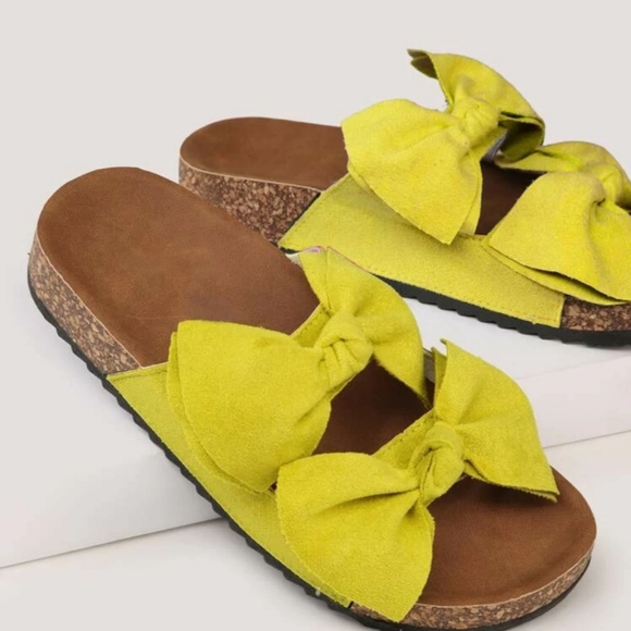 Size 11 fits like a 10 double bow sandals - Picture 2 of 2